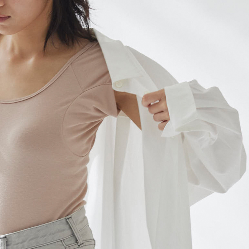 薄手のトップスを着るときに